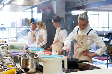 Студенты на занятии кулинарного курса китайской кухни Novikov School